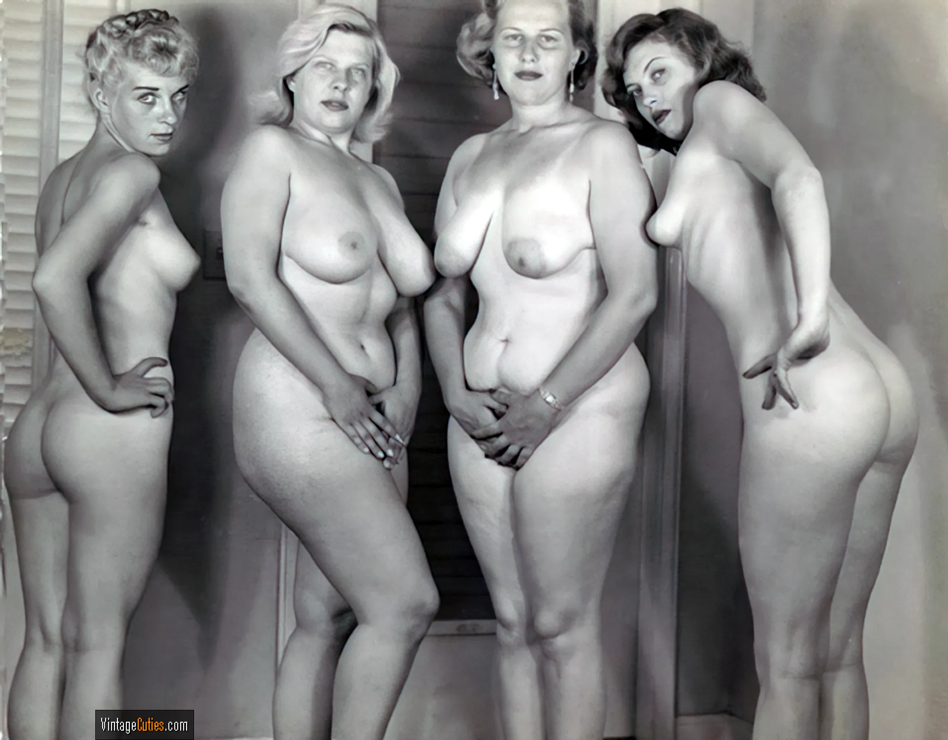 Four curvy vintage women cover their pussies and expose the butts