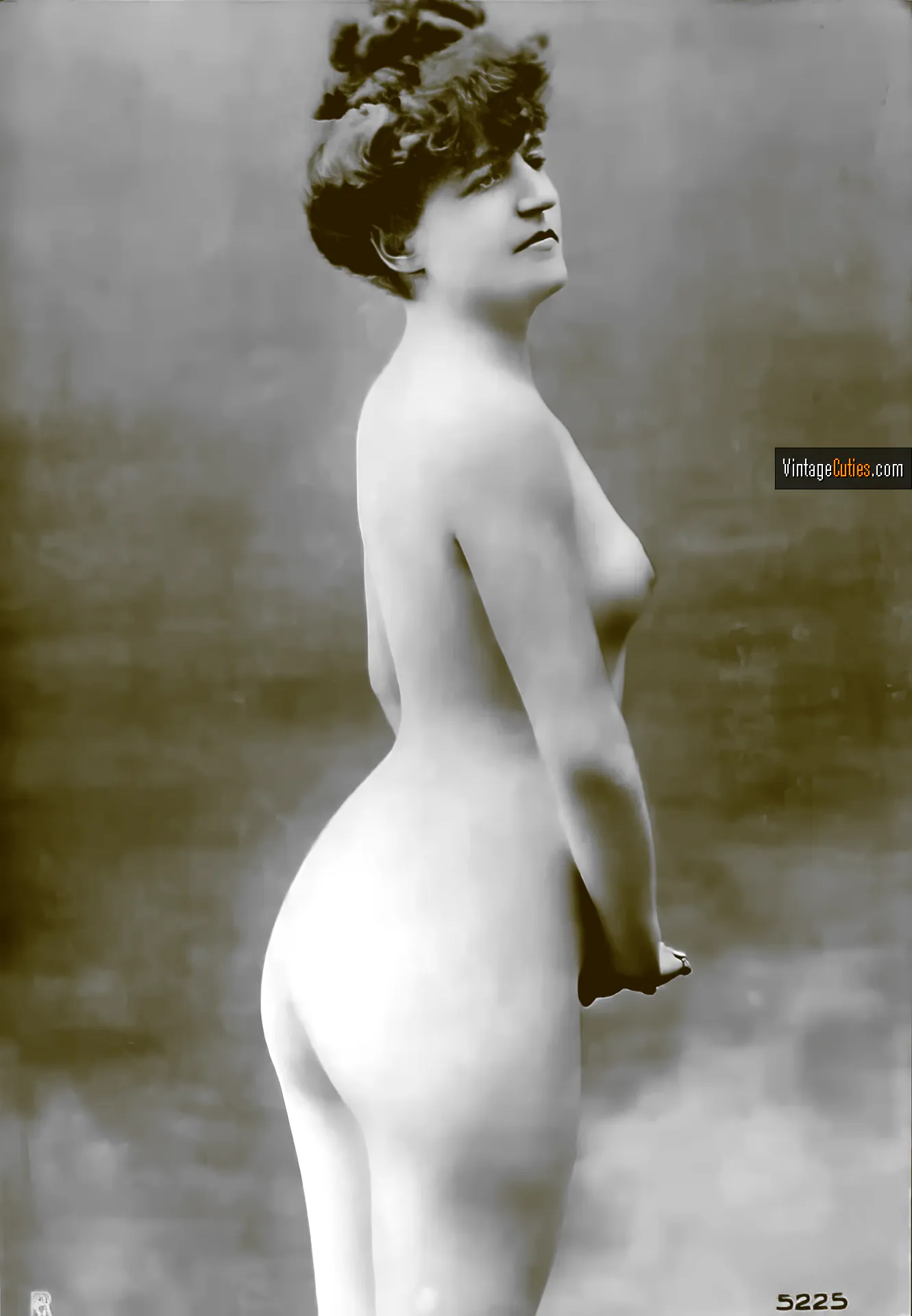 Older mom with a vintage hairstyle poses with her flat ass